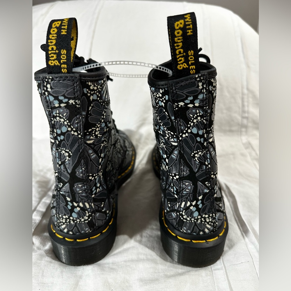Dr. Martens Women’s 1460 8 Eye Lace Up Butterfly Grey E. H. Suede Boots Sz 6 New - Picture 10 of 15